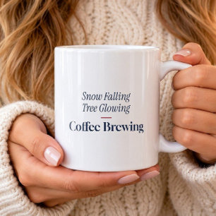 Taza de café con nieve cayendo y árbol brillando