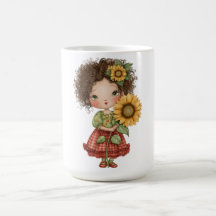 Taza de café con niña sosteniendo girasol