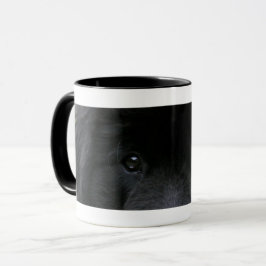 Taza de café con ojos de perro negro
