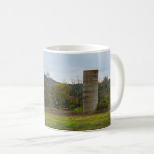 Taza de café con paisaje de silo de campo