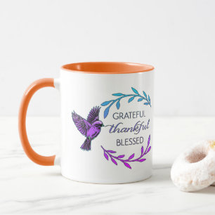 Taza de café con pájaro púrpura y corona floral