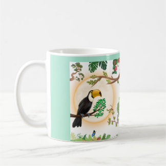 Taza de café con pájaro tucán tropical y hojas de