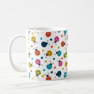 Taza de café con patrón blanco y mariquitas colori