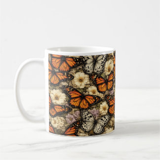 Taza de café con patrón botánico de mariposa monar