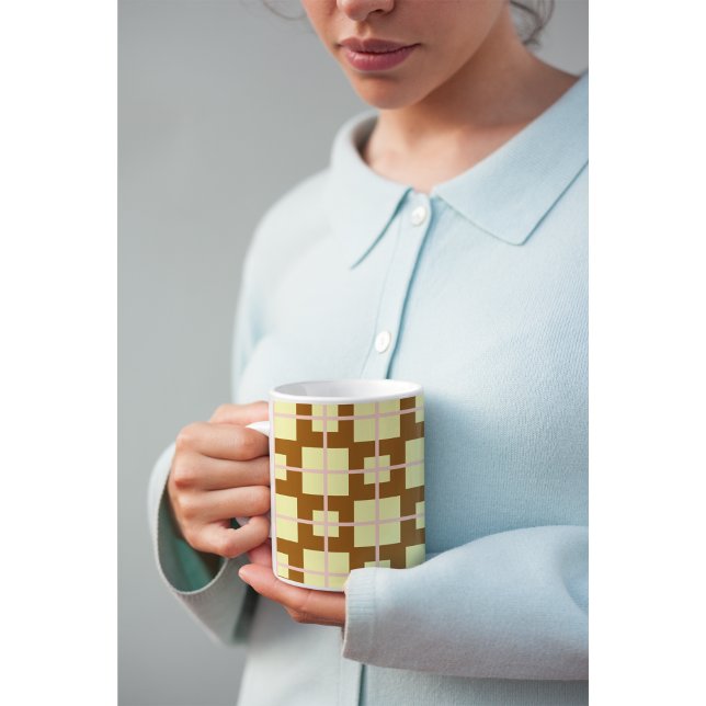 Taza de café con patrón de cuadros marrón crema |  (Subido por el creador)