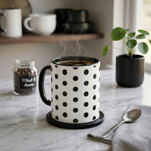 Taza de café con patrón de lunares negros