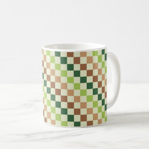 Taza de café con patrón de tablero de ajedrez verd