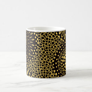 Taza de café con patrón floral étnico en oro negro
