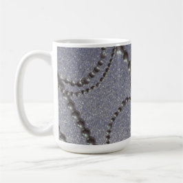 Taza de café con perlas y brillo metálico azul