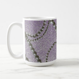 Taza de café con perlas y motas metálicas malva