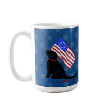Taza de café con perro labrador negro patriótico b