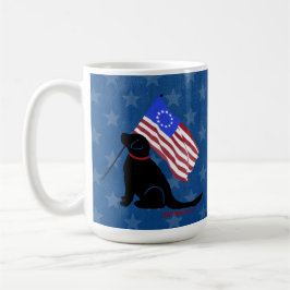 Taza de café con perro labrador negro patriótico b