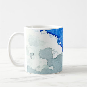Taza de café con pintura de cielo con dos nubes al