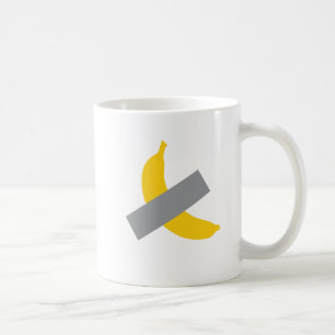Taza de café con plátano amarillo y arte de cinta