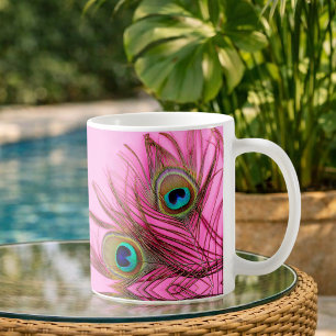 Taza de café con plumas de pavo real