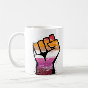 Taza de café con puño de protesta lesbiana
