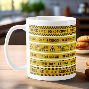 Taza de café con rayas amarillas de escena del cri