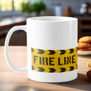 Taza de café con rayas amarillas que dice línea de