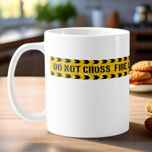 Taza de café con rayas amarillas que dice línea de