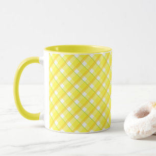 Taza de café con rayas de cuadros amarillas retro