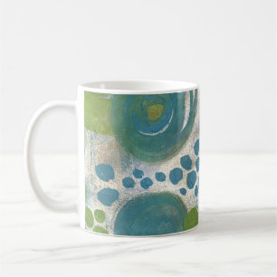Taza de café con remolinos azules y turquesas sobr