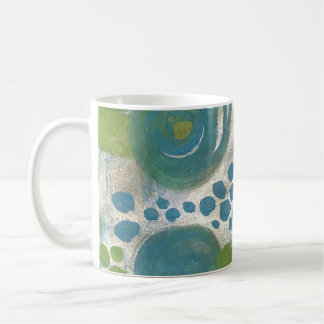 Taza de café con remolinos azules y turquesas sobr