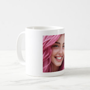 Taza de café con retrato de mujer sonriente de pel