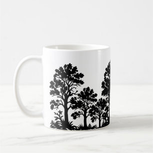 Taza de café con silueta de árboles negros