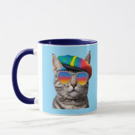 Taza de café con simpático gato atigrado de cadera