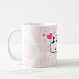 Taza de café con temática de amor con corazones