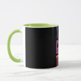 Taza de café con tipografía colorida motivacional