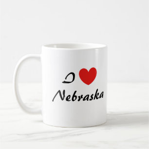 Taza de café con tipografía de corazón I Love Nebr