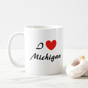 Taza de café con tipografía de corazón Me encanta 