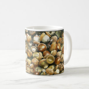 Taza de café con un campo de bellotas caidas