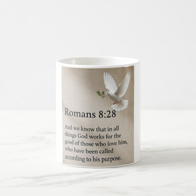 Taza de café con versículo bíblico Romanos 8:28 (Centro)
