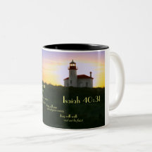 Taza de café con verso y el faro de la biblia