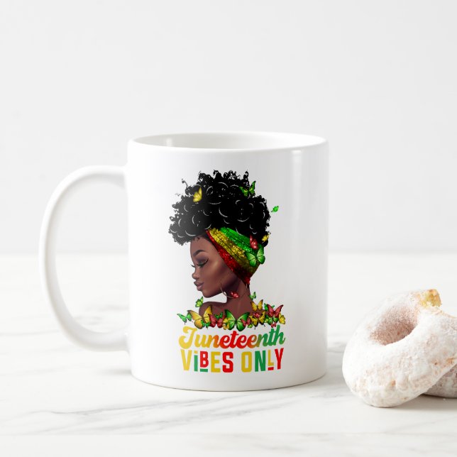 Taza de café con vibraciones de Juneteenth (Con donut)