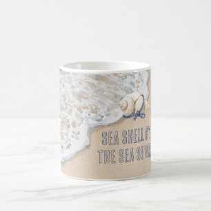 Taza De Café Concha de mar por la arena de la orilla del mar