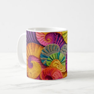 Taza De Café Conchas Cromáticas: Mosaico en Espiral Vibrante