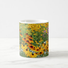 Taza De Café Coneflowers a lo largo de un camino