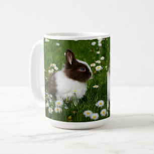 Taza De Café Conejito bebé lindo en jardín de flores