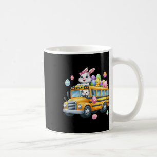 Taza De Café Conejito Con Cesta De Huevos De Pascua En Autobús