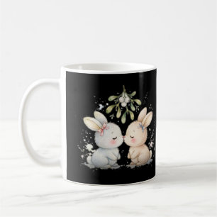 Taza de café conejitos besándose bajo el muérdago