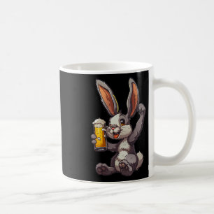 Taza De Café Conejo de Pascua bebiendo una cerveza fría en el d