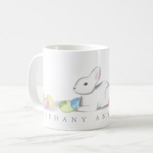 Conejo de Pascua con huevo blanco Mug clásico de 1