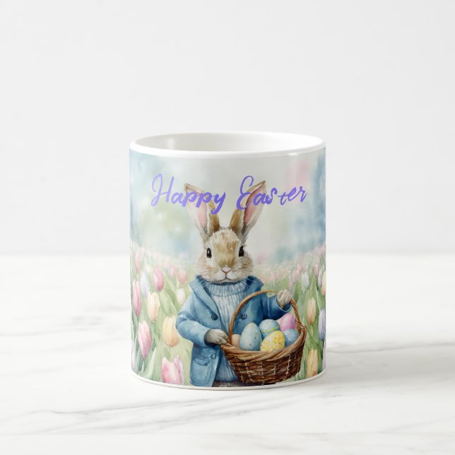 Taza De Café Conejo de Pascua en un prado de tulipanes (Centro)