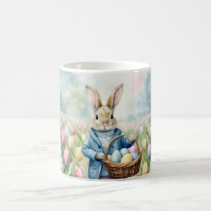 Taza De Café Conejo de Pascua en un prado de tulipanes