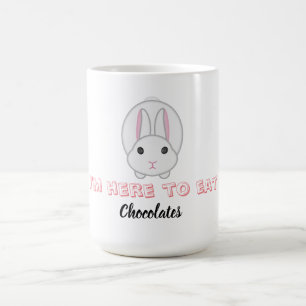 Taza De Café Conejo de Pascua esperando para comer chocolates