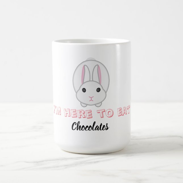 Taza De Café Conejo de Pascua esperando para comer chocolates (Centro)