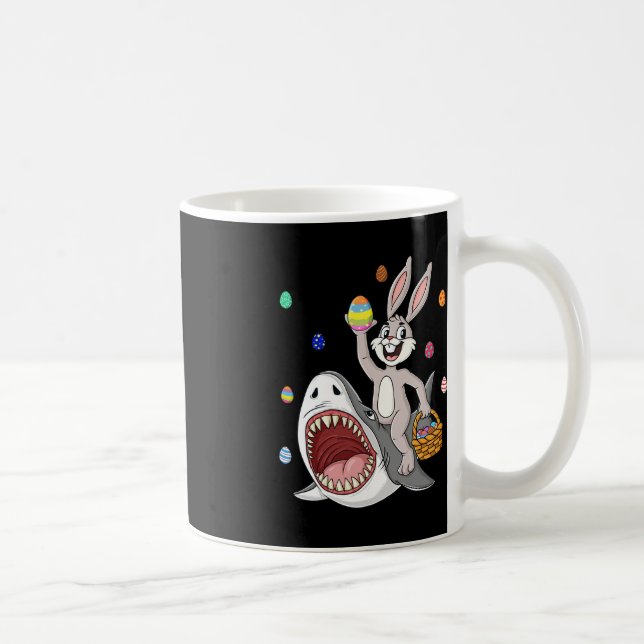 Taza De Café Conejo de Pascua Montando Tiburón Diversión Huevos (Derecha)